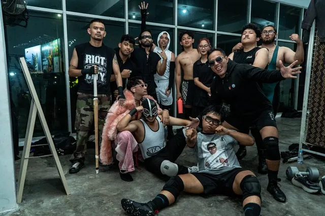 IDPW wrestlers posing backstage before the show